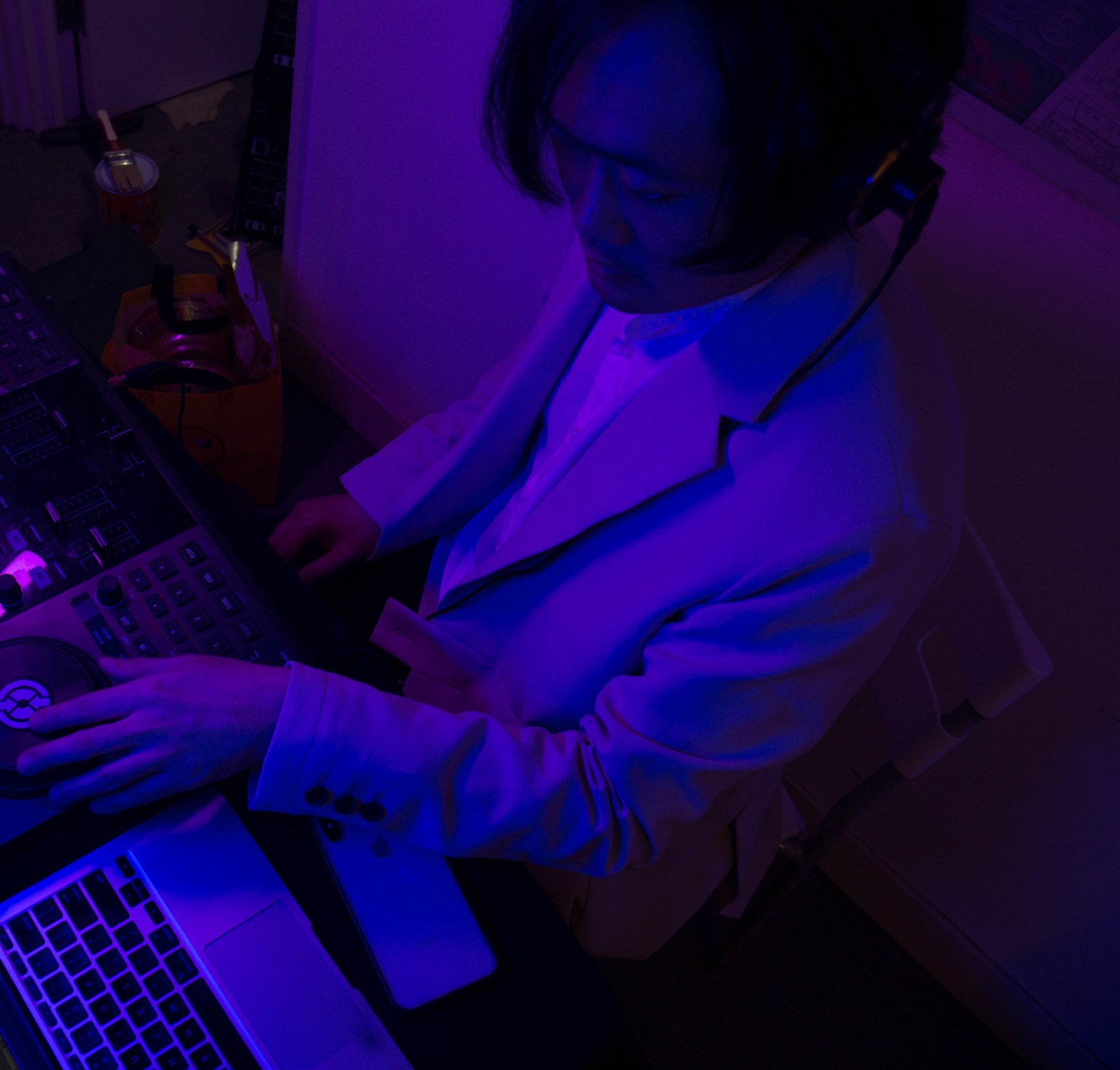 DJ 混音現場：控制器與 Serato 畫面